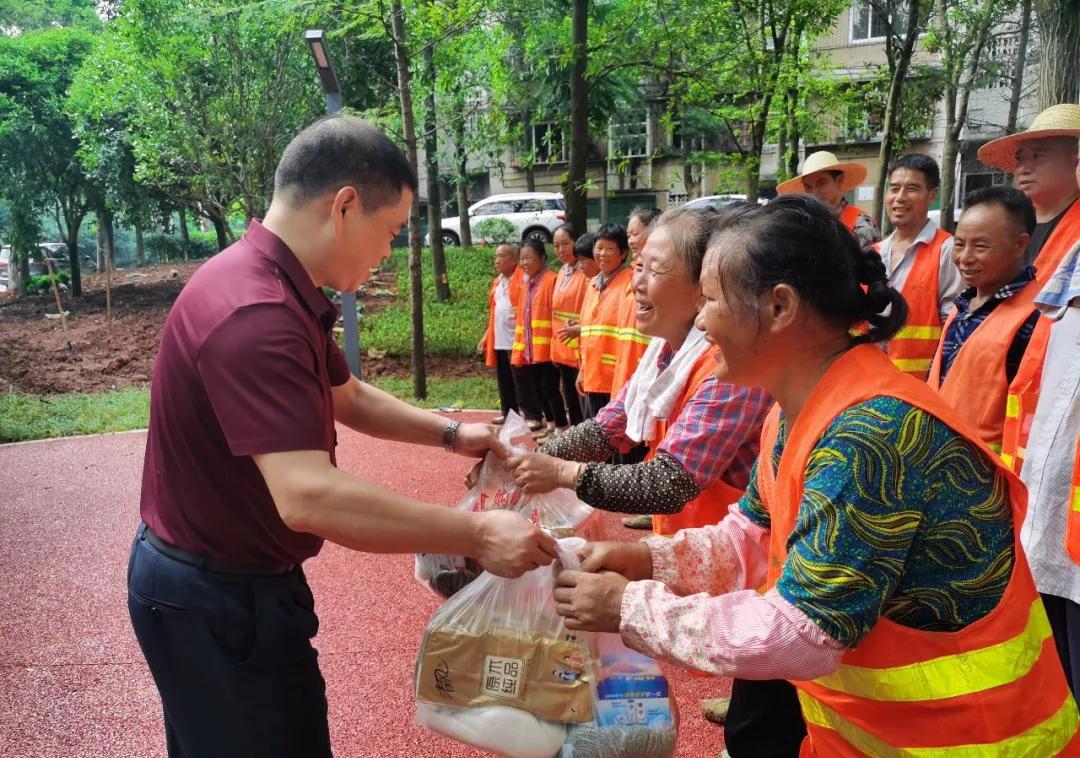市园林绿化中心为一线园林工人“送清凉”