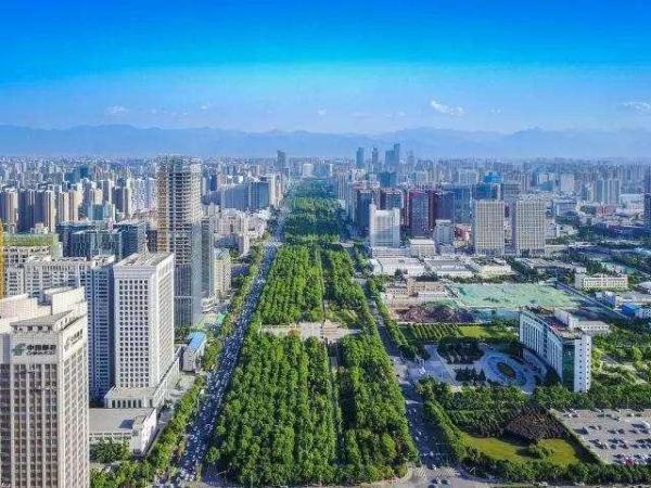 中国很美的城市道路，路宽180米，120米是绿化带，就在西安